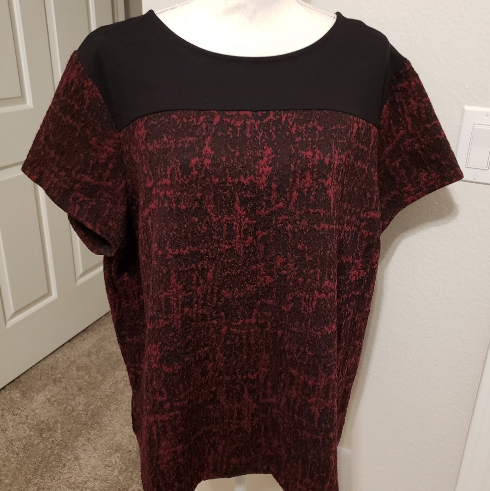 Plus Size Short Sleeve Black and Red Top 2X
